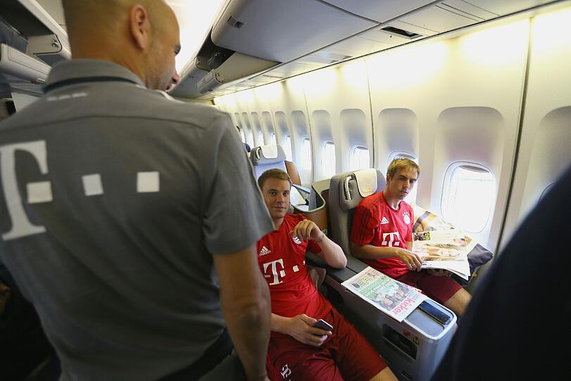 Die Stars des FC Bayern auf dem Weg nach China - die Bilder.