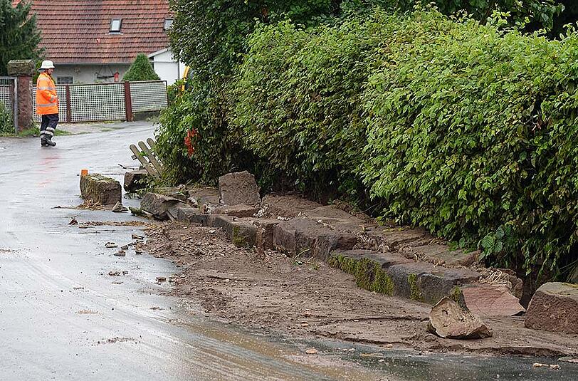 Die Wassermassen zerstörten diese Mauer in Klein Schneen (17.08.).