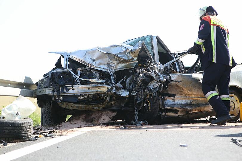 Horror-Unfall in Unterfranken: Bei dem Frontal-Crash kommen zwei Menschen ums Leben.