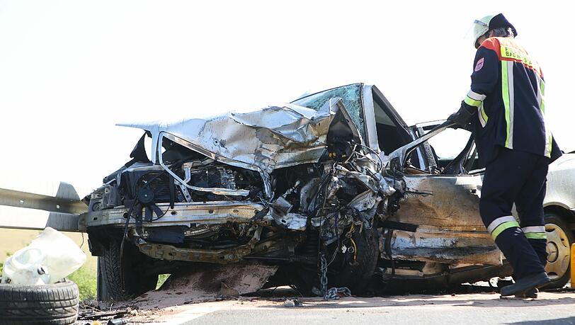 Horror-Unfall in Unterfranken: Bei dem Frontal-Crash kommen zwei Menschen ums Leben. Horror-Unfall in Unterfranken: Bei dem Frontal-Crash kommen zwei Menschen ums Leben.