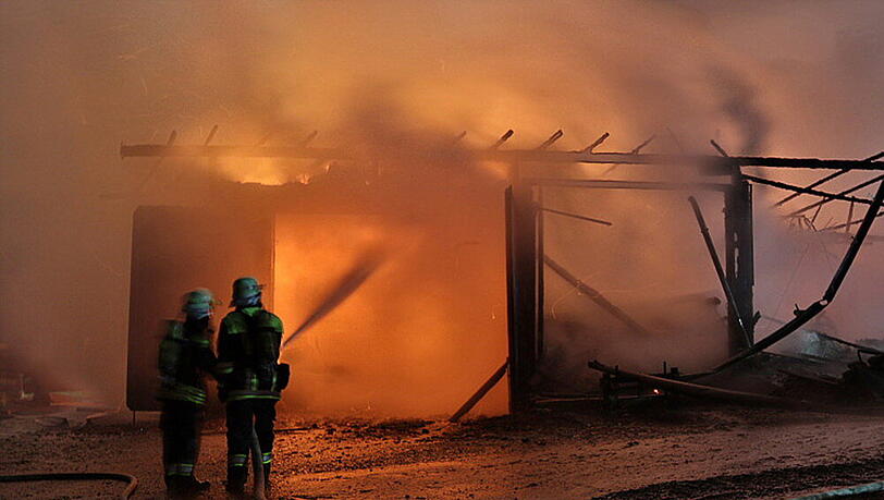 Eine komplett zerstörte Maschinenhalle und ein Großaufgebot der Feuerwehr: Die Bilder aus Baumhaum. Eine komplett zerstörte Maschinenhalle und ein Großaufgebot der Feuerwehr: Die Bilder aus Baumhaum.