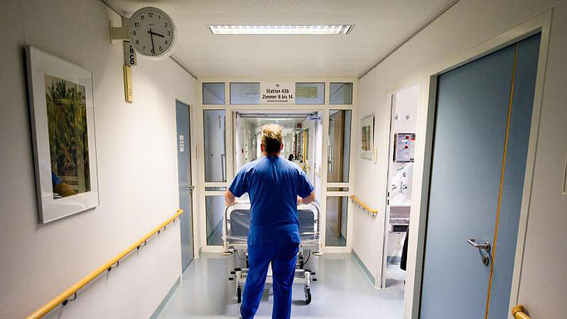 Ein Krankenpfleger bei der Arbeit.