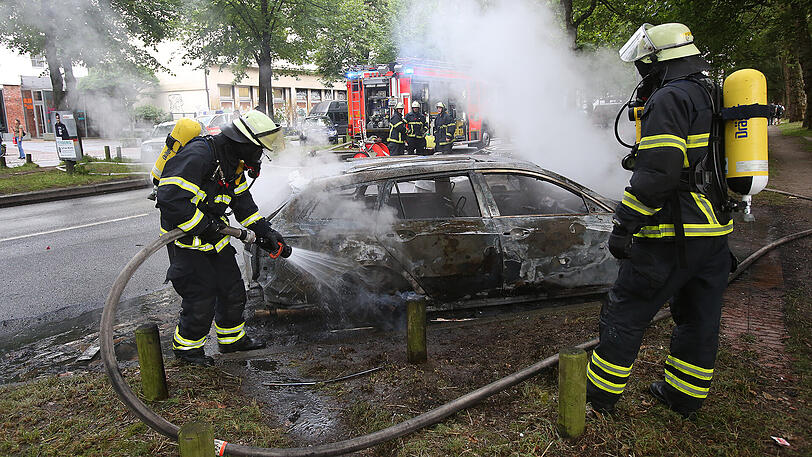 Nachwirkungen der Krawallnacht vor dem Gipfel-Auftakt am Freitag: Abgebrannte Autowracks - einige von ihnen brennen sogar noch.
