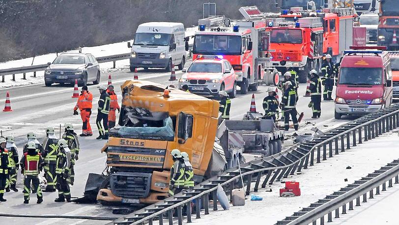 Der Fahrer des Schwertransporters kam fast unverletzt davon.