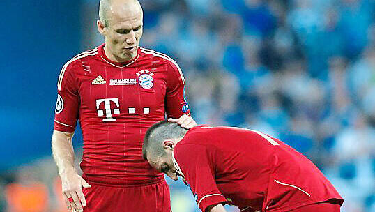 Drama dahoam 2012: Robben (l.) tröstet Ribéry. Drama dahoam 2012: Robben (l.) tröstet Ribéry.