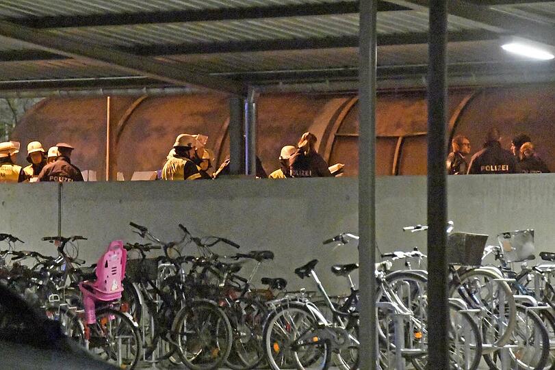 Tödlicher Unfall: Ein 17-Jähriger ist bei München auf einen Güterwaggon geklettert. Er erlitt einen Stromschlag. Augenzeugen hatten zunächst ein Feuer an einem Zug vermutet - Feuerwehr und Polizei rückten mit mehreren Einsatzkräften aus.