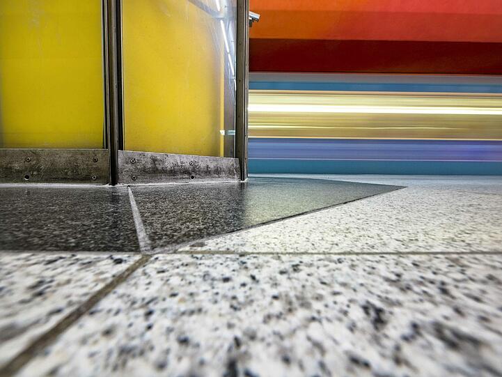 Herbert Becke hat U-Bahnhöfe von unten fotografiert.