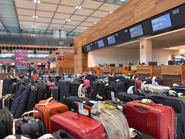 Testlauf: Koffer im Terminal des Hauptstadtflughafens BER.