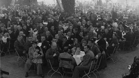 Viele Festgäste zeigten 1938 mit ihren NS-Armbinden eindeutig, dass sie hinter dem Regime stehen.