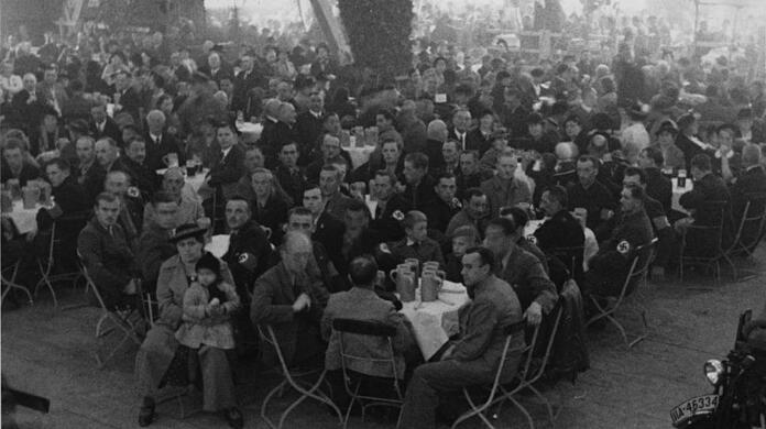 Viele Festgäste zeigten 1938 mit ihren NS-Armbinden eindeutig, dass sie hinter dem Regime stehen.