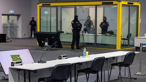 Der Platz des Angeklagten im Gerichtssaal ist in einem Glaskasten. (Archivbild)