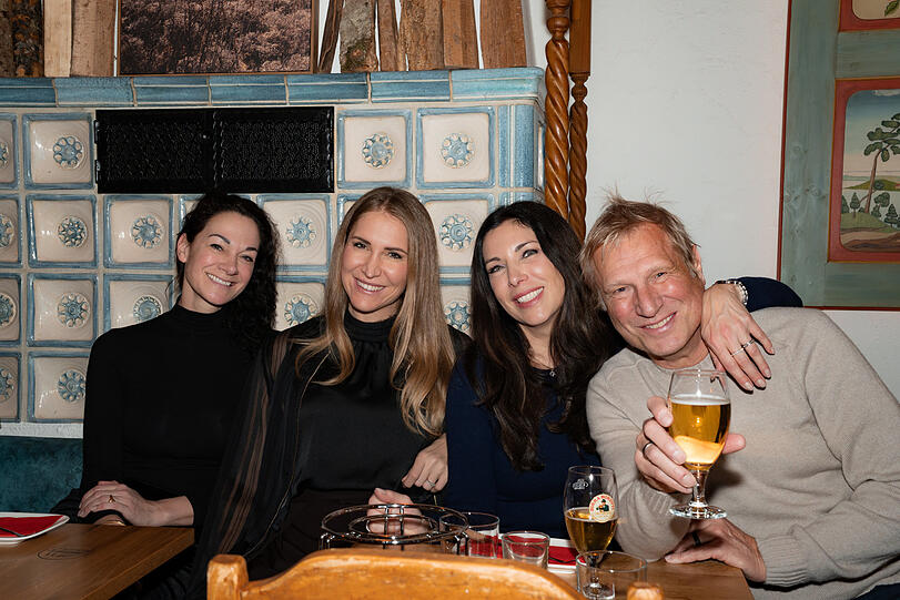 Beim exklusiven Closing der Marienplatz-Alm mit dabei: PR-Expertin Charlotte von Oeynhausen (v.l.), Moderatorin und Frau des Gastgebers, Anja von Keyserlingk, Moderatorin Alexandra Polzin und Sportmoderator Gerhard Leinauer.