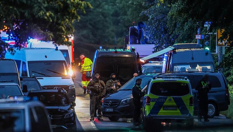 Auch ein Spezialeinsatzkommando (SEK) rückte an. Auch ein Spezialeinsatzkommando (SEK) rückte an.