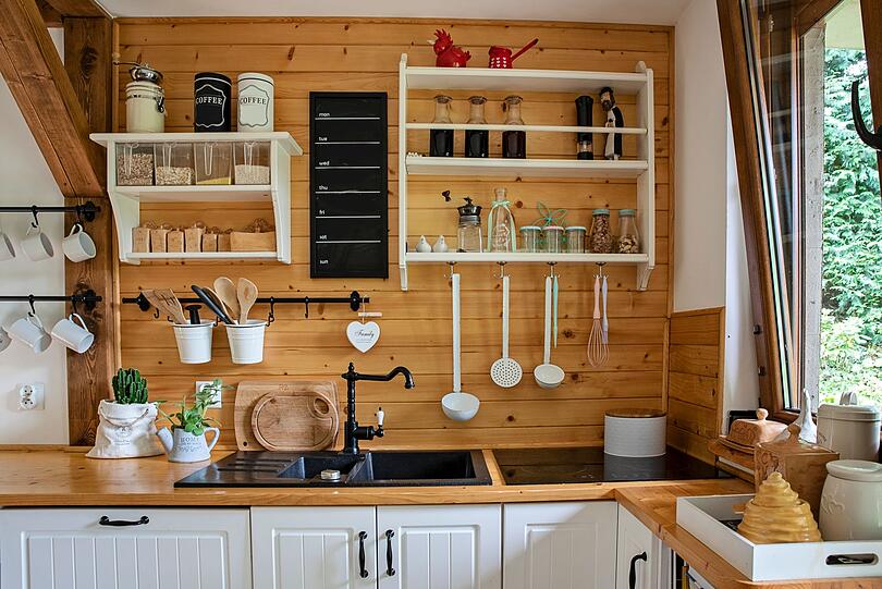 Stauraum in der Küche muss nicht aus den klassischen Oberschränken bestehen. Günstiger und individueller geht es mit kreativen Wandregalen, die nicht nur praktisch sind, da sie den Raum perfekt nutzen, sondern auch schön aussehen. Ob gebraucht vom Flohmarkt oder selbst gebaut aus Brettern und Regalwinkeln - offene Wandregale sind eine günstige, funktionale und ästhetische Lösung! Stauraum in der Küche muss nicht aus den klassischen Oberschränken bestehen. Günstiger und individueller geht es mit kreativen Wandregalen, die nicht nur praktisch sind, da sie den Raum perfekt nutzen, sondern auch schön aussehen. Ob gebraucht vom Flohmarkt oder selbst gebaut aus Brettern und Regalwinkeln - offene Wandregale sind eine günstige, funktionale und ästhetische Lösung!
