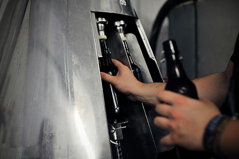 Bei der kleinen Brauererei "Giesiner Bräu" arbeiten derzeit 5 Personen an originellen Biersorten, wie die Untergiesinger Erhellung. Ein Rundgang durch die Brauerei.
