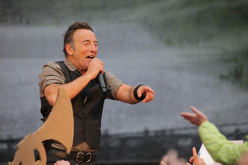 Ganz warme Umarmung fürs Publikum: Bruce Springsteen&ldquo; Big Rock Orchestra. Die Bilder vom Konzert im Münchner Olympiastadion.