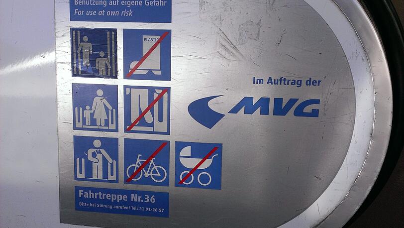 Kinderwagen und Radl haben auf Münchner Rolltreppen nichts verloren...