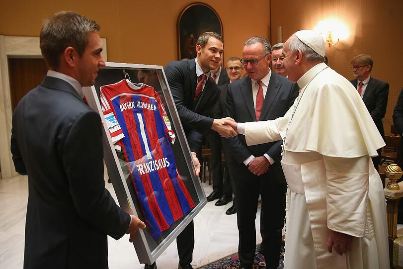 Bei seiner Pivataudienz im Vatikan überrascht der FC Bayern Papst Franziskus mit Geschenken