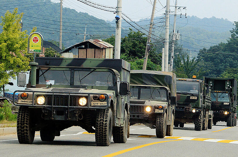 Militärfahrzeuge aus Südkorea: Nordkoreas Armee-Einheiten treten auf Befehl Kim Jong Uns in einen "Quasi-Kriegszustand" ein.