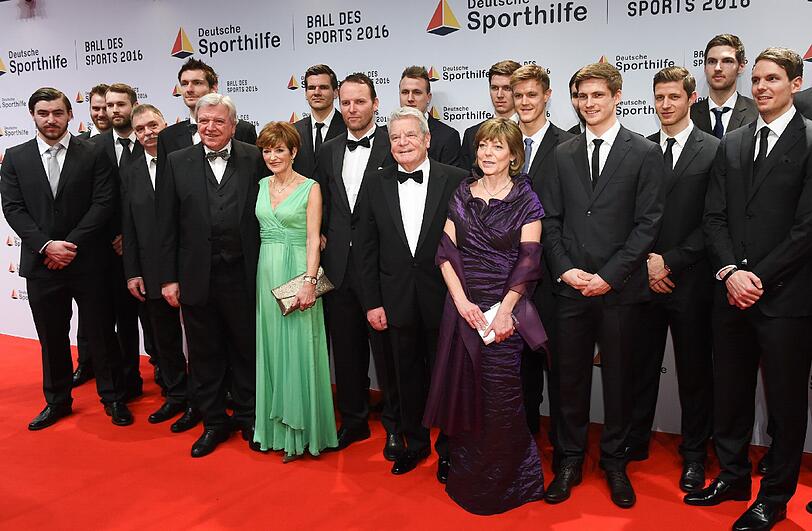Die Handball-Europameister tauschten ihr Trikot gegen den feinen Zwirn ein - als Ehrengäste beim Ball des Sports.