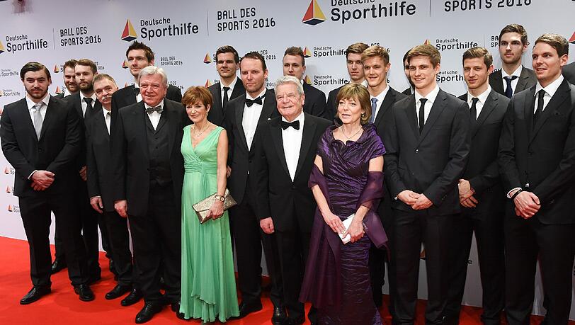 Die Handball-Europameister tauschten ihr Trikot gegen den feinen Zwirn ein - als Ehrengäste beim Ball des Sports. Die Handball-Europameister tauschten ihr Trikot gegen den feinen Zwirn ein - als Ehrengäste beim Ball des Sports.