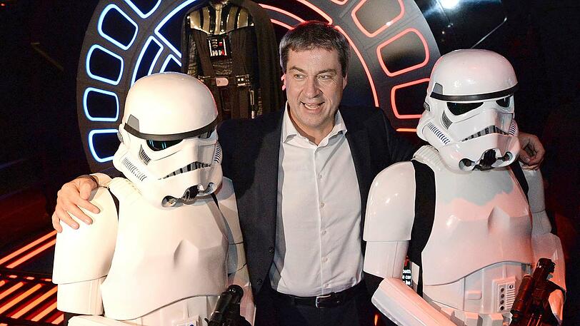 Darth Söder, der Sternenkrieger: Hier posiert er im Oktober bei der Ausstellung "Star Wars &ndash; Identities" in der Kleinen Olympiahalle.