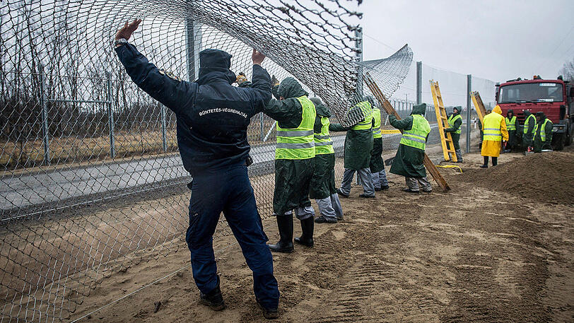 Mit einem Grenzzaun schottet sich Ungarn ab - seit Mittwoch steht aber fest, Flüchtlinge werden trotzdem ins Land kommen.
