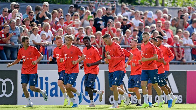 Ganz schön was los beim ersten öffentlichen Training des FC Bayern in Rottach-Egern. Neuzugang Lucas Hernández übt erstmals gemeinsam mit der Mannschaft.