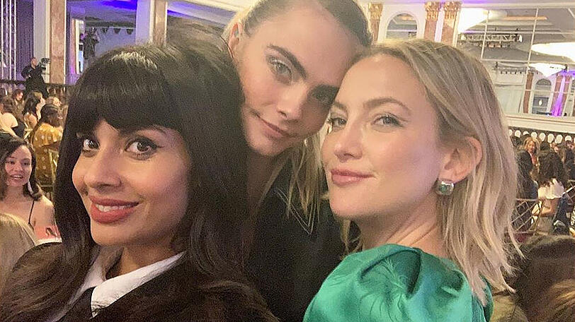 Kate Hudson (r.) posiert mit Jameela Jamil (li.) und Cara Delevingne