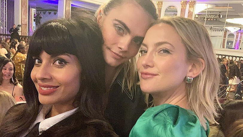 Kate Hudson (r.) posiert mit Jameela Jamil (li.) und Cara Delevingne Kate Hudson (r.) posiert mit Jameela Jamil (li.) und Cara Delevingne
