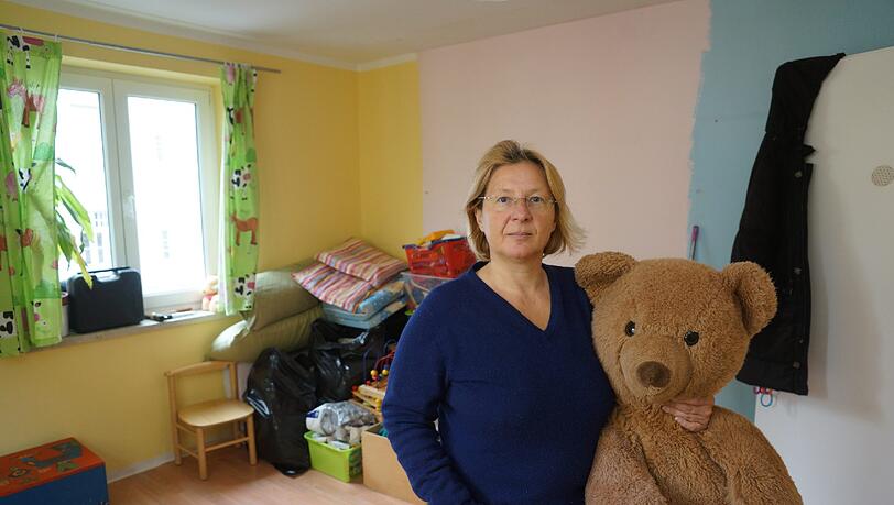 Weiß noch nicht wie es weiter geht: Tagesmutter Evi Pietsch mit großem Teddy. Weiß noch nicht wie es weiter geht: Tagesmutter Evi Pietsch mit großem Teddy.