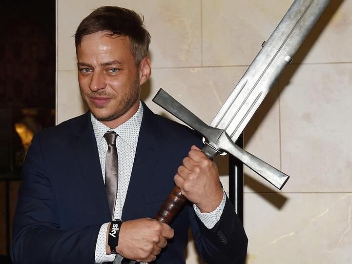 Schauspieler Tom Wlaschiha gibt das Schwert ab.