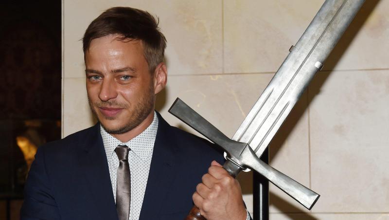 Schauspieler Tom Wlaschiha gibt das Schwert ab. Schauspieler Tom Wlaschiha gibt das Schwert ab.