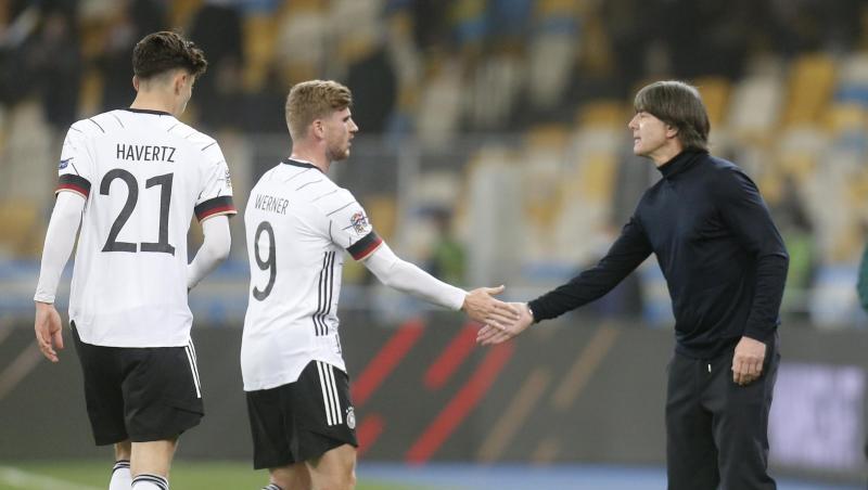 Bundestrainer Joachim Löw (r) feierte mit dem DFB-Team um Timo Werner (M.) und Kai Havertz einen wichtigen Sieg.