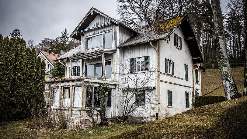 Wie aus einem Horrorfilm: das Geisterhaus am Starnberger See. Wie aus einem Horrorfilm: das Geisterhaus am Starnberger See.