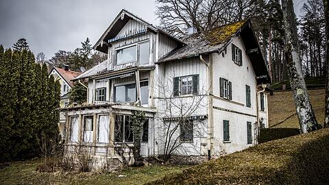 Wie aus einem Horrorfilm: das Geisterhaus am Starnberger See.
