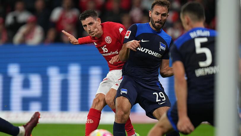 Der Mainzer Anthony Caci (l) trifft in der Nachspielzeit zum 1:1 gegen Hertha BSC.