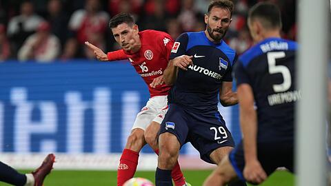 Der Mainzer Anthony Caci (l) trifft in der Nachspielzeit zum 1:1 gegen Hertha BSC.