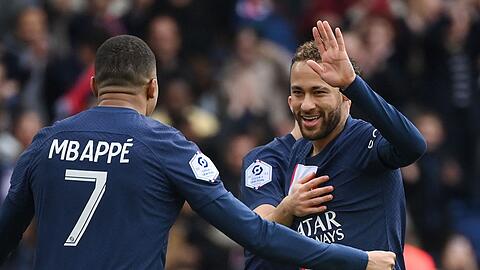 Noch steht Neymar (r) bei Paris Saint-Germain unter Vertrag.