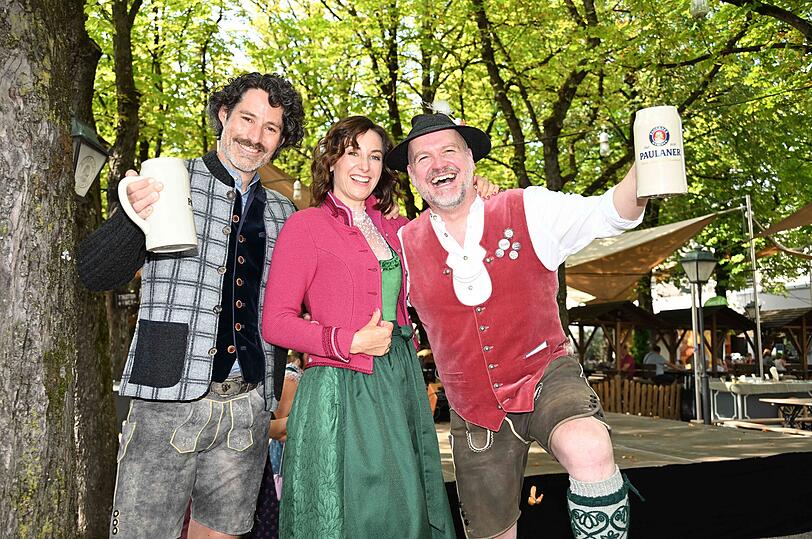 Markus Walz, Mariele Litzlfelder und Oliver Rauh genießen den dritten "Tanz in Tracht".