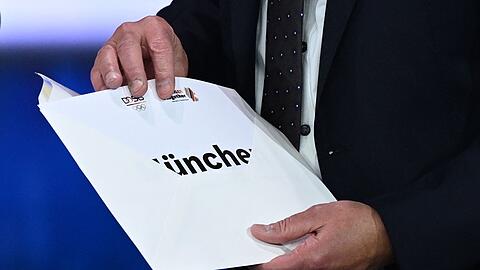 Panne bei der Verk&uuml;ndung: Thomas Weikert zieht den Zettel verkehrherum raus.