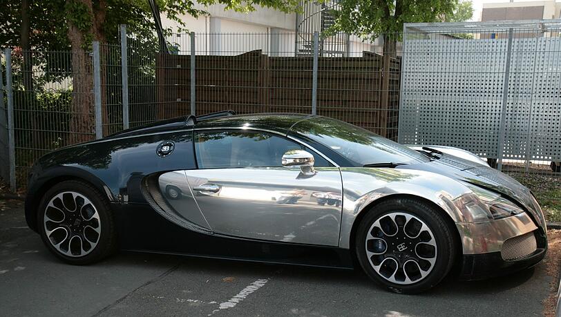 Diesen Bugatti Veyron wollte ein 28-Jähriger klauen und wurde erwischt. Jetzt wird's richtig teuer für den Mann Diesen Bugatti Veyron wollte ein 28-Jähriger klauen und wurde erwischt. Jetzt wird's richtig teuer für den Mann