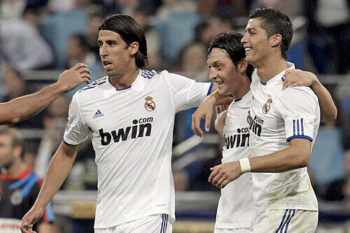 Die Real-Madrid-Spieler Khedira, Özil und Ronaldo mit &bdquo;Bwin&ldquo;-Schriftzug auf dem Trikot. Bald auch wieder in der Allianz Arena?