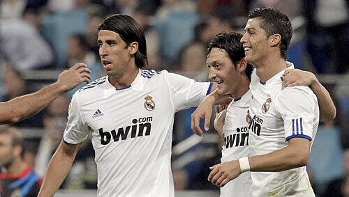 Die Real-Madrid-Spieler Khedira, Özil und Ronaldo mit „Bwin“-Schriftzug auf dem Trikot. Bald auch wieder in der Allianz Arena? Die Real-Madrid-Spieler Khedira, Özil und Ronaldo mit „Bwin“-Schriftzug auf dem Trikot. Bald auch wieder in der Allianz Arena?