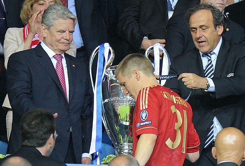 Schweinsteiger und Gauck - die Bilder von der Siegerehrung.
