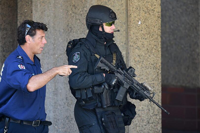 Sydney im Ausnahmezustand: Ein Islamist hat in einem Cafe ca. 30 Menschen als Geisel genommen. Hunderte Polizisten sind im Einsatz.