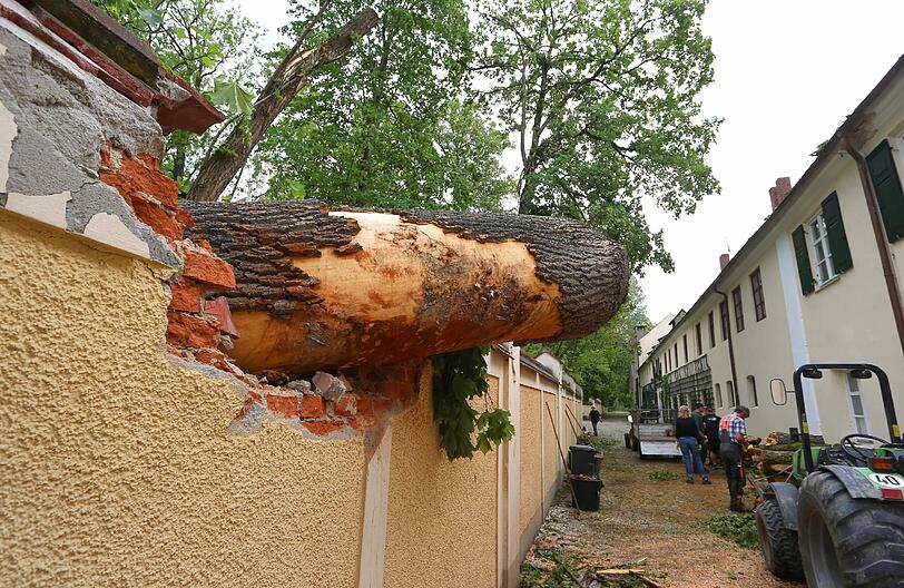 Bilder der Verwüstung aus dem Dorf Affing: Die Einwohner packen gemeinsam mit an aber der Schaden durch das Unwetter ist hoch. Die Bilder...
