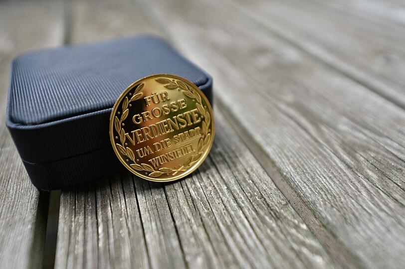 Das hochverschuldete Wunsiedel zeichnet verdiente Stadträte mit Medaillen aus purem Gold aus.