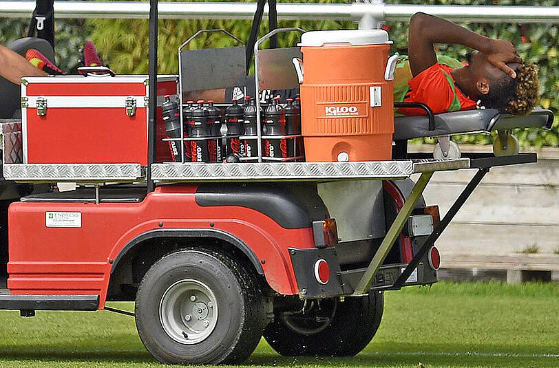 Kingsley Coman verletzt sich im öffentlichen Bayern-Training. Die Bilder...