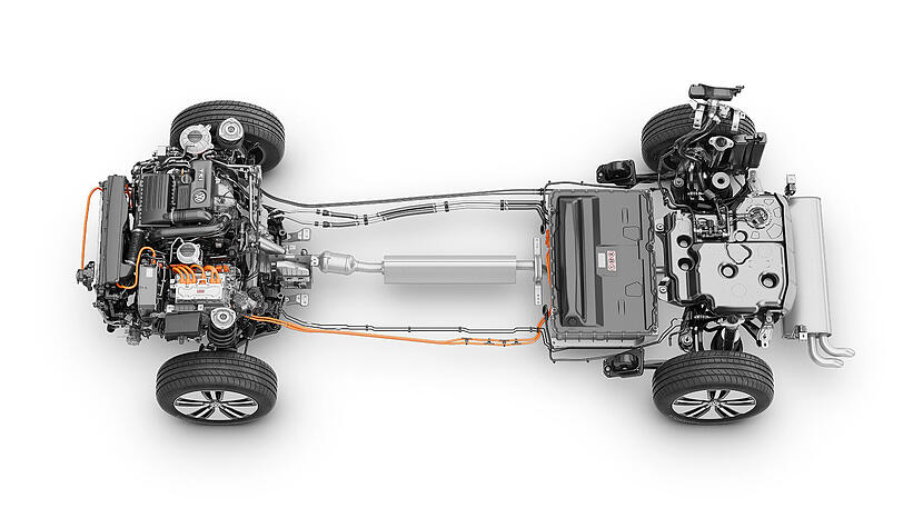 Beim Passat GTE ist der Kasten für die Leistungselektronik zusammen mit dem Ladegerät vorn im Motorraum platziert. Die Hochvolt-Batterien des Hybrid-Antriebs sind im Fahrzeugboden vor der Hinterachse untergebracht.
